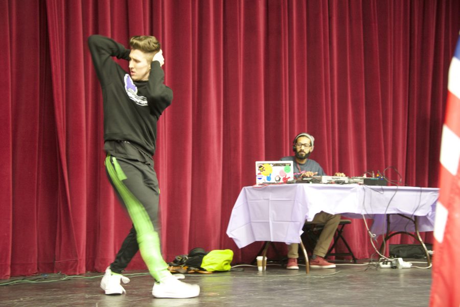 Students stepped on stage and showed their moves. (Photo credit: Adrilenzo Cassoma)