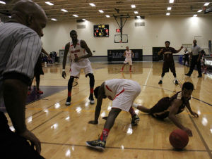 (Photo Credit: Atsuaki Enori) Both teams scramble for an important loose ball