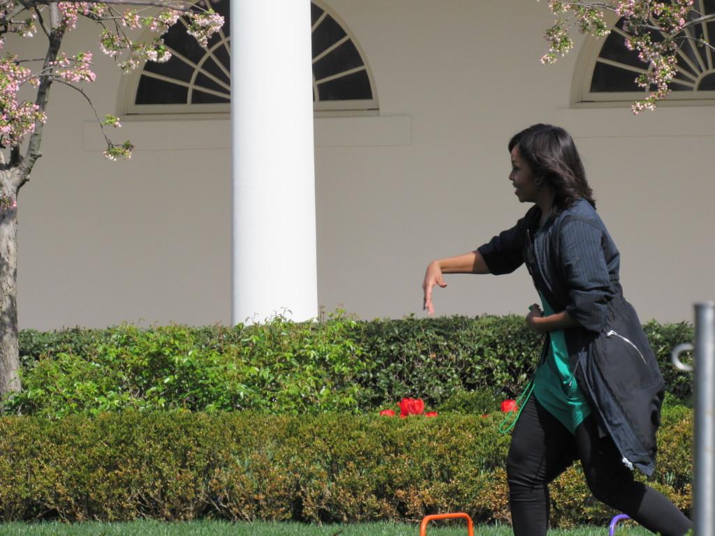 The First Lady encouraging the group of kids to cross each obstacle photo: Sara Monterroso