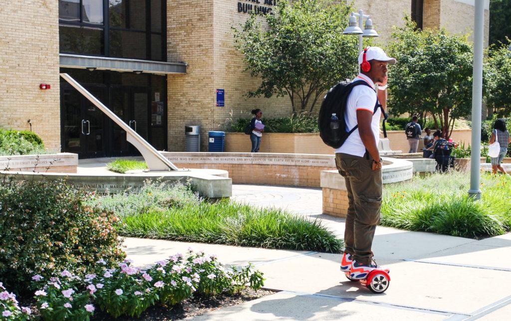 Student has found a new way to travel between classes (photo: Enori Atsu)