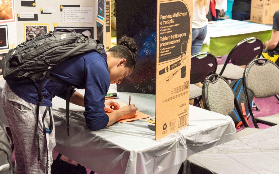 Student signing up for club at club rush (photo: Yuhua guo)