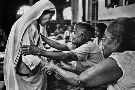 mother teresa helping the poor