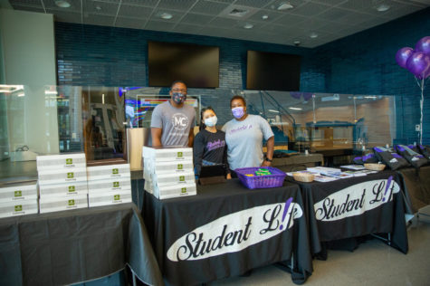 Student life Rockville Campus handing goods for students in the first day of class. Photo courtesy from Montgomery College.