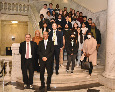 Lt. Governor poses for a picture with the visitors at the State House.