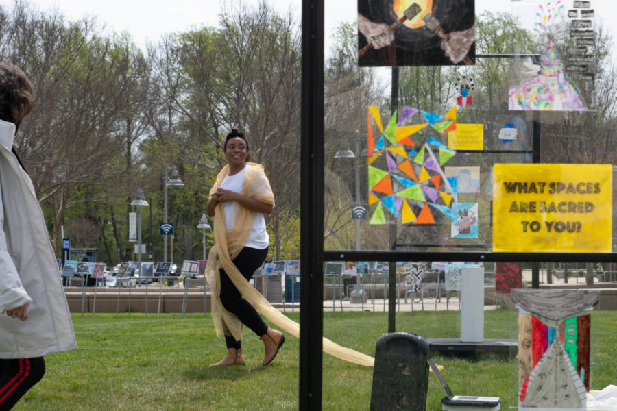 Artist-in-Residence+Ada+Pinkston+gave+an+interactive+performance+Thursday%2C+April+21st+at+the+Rockville+Campus+that+focused+on+the+significance+of+public+monuments.+