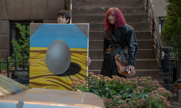 A working title of the A24 film “Problemista”, 13 Eggs, referred to the paintings of the artist RZA plays in the film. From left to right: Problemista actors Julio Torres and Tilda Swinton.